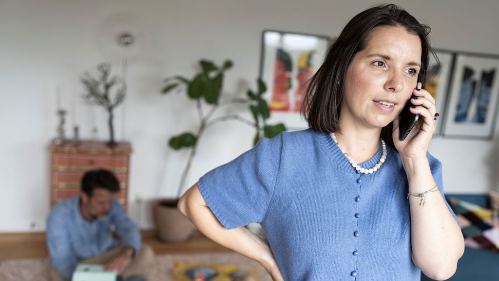 mor på barsel taler i telefon