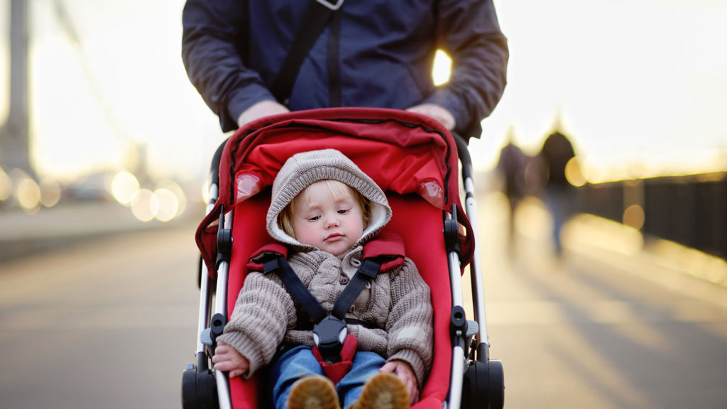 barn sidder i klapvogn