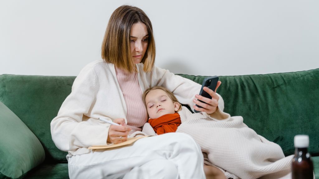 mor passer på barn, som er syg