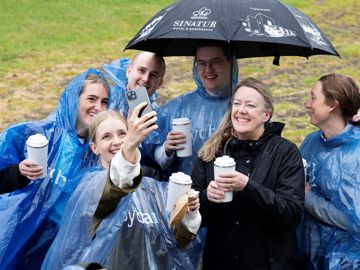 Tillidsvalgte i regnslag og store smil