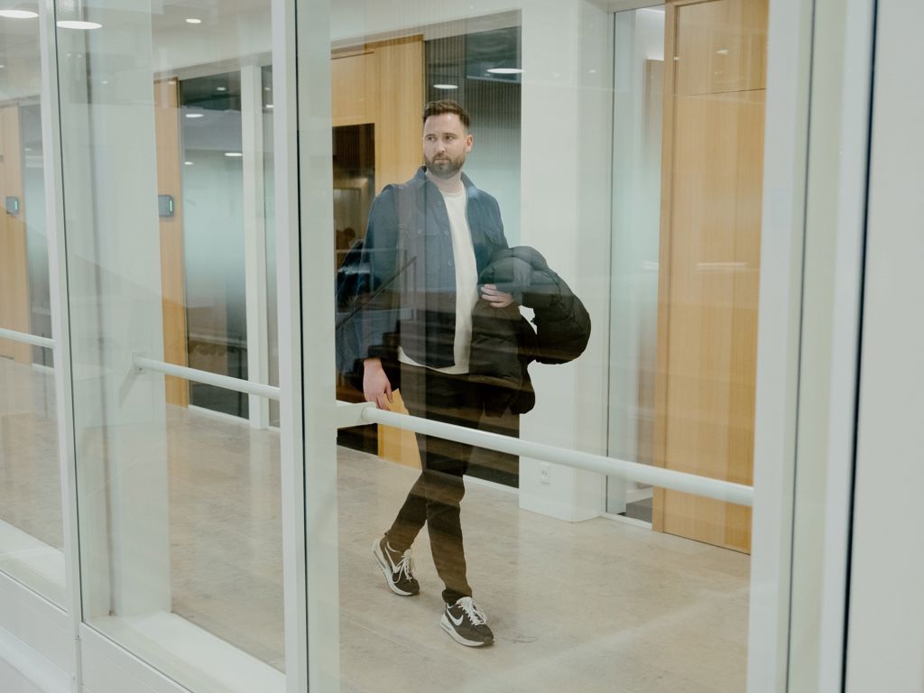 en mand går på en kontorgang