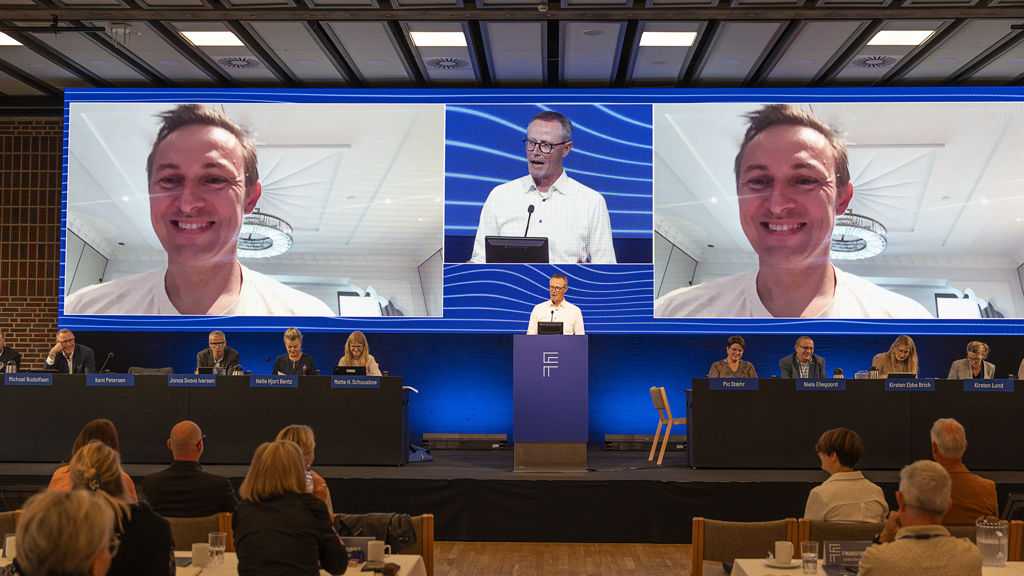 Talerstolen med storskærm bag ved