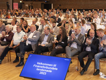 Folk fra landsmødet der klapper