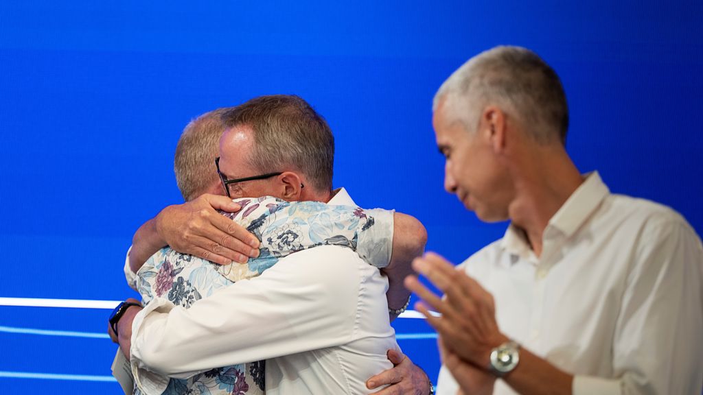 Foremand og næstformand krammer