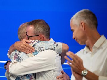 Foremand og næstformand krammer