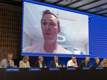 Talerstolen med storskærm bag ved