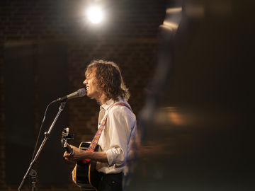 Musik fra landsmøder 2023 - mand med guitar¨