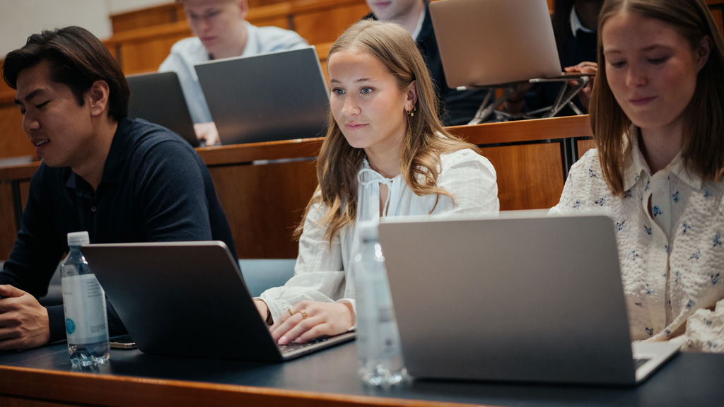 studerende i en forelæsningssal