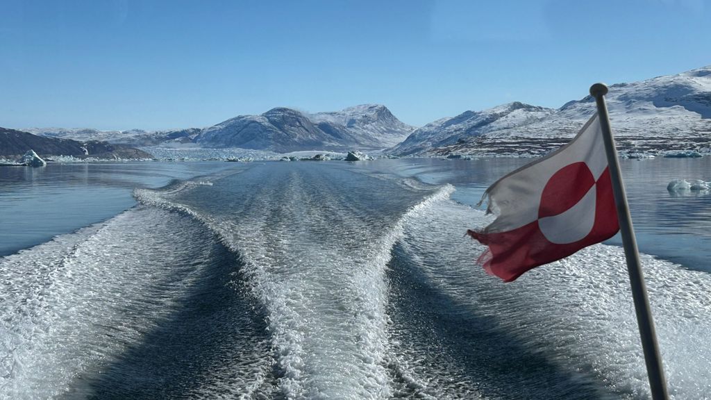 Sejltur i Grønland med isbjerge i baggrunden