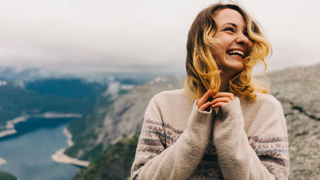 kvinde smiler ude i naturen