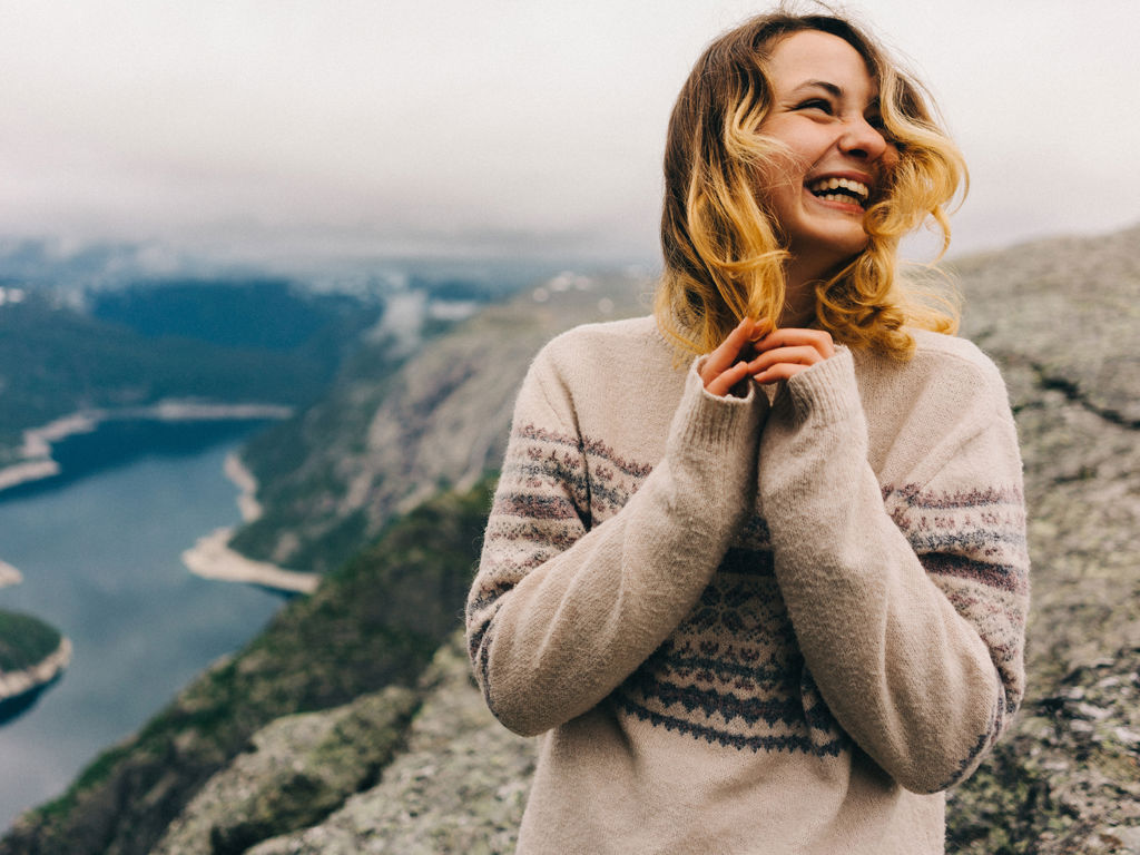 kvinde smiler ude i naturen