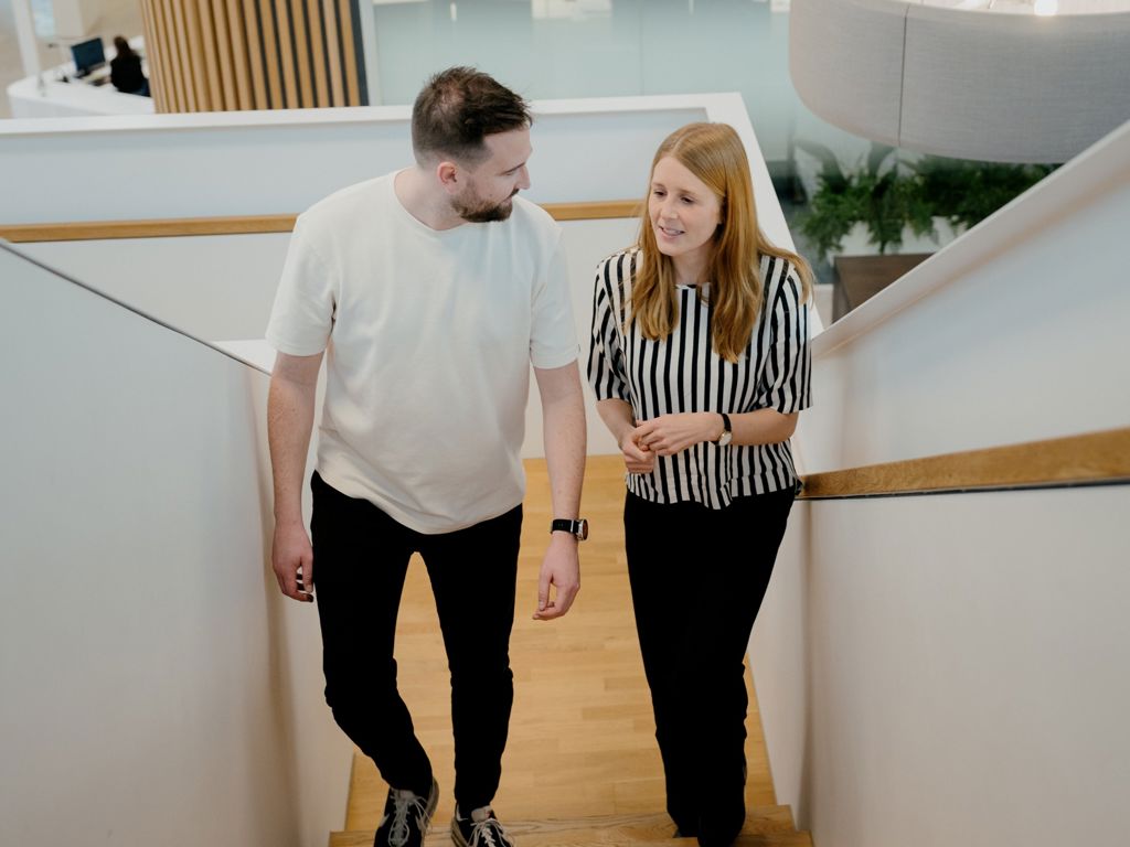 to mennesker går op af en trappe indenfor