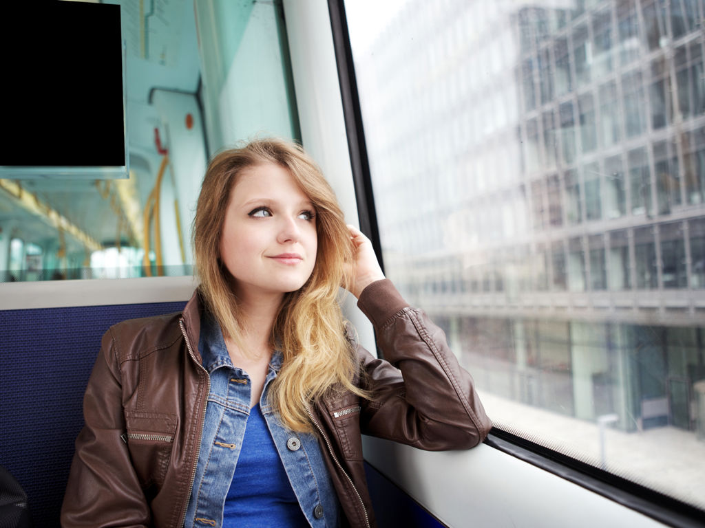 kvinde kigger ud af vinduet i metro