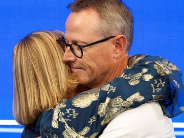 Ny og afgøende formand krammer