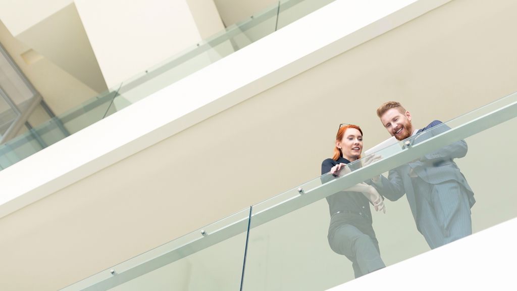 mand og kvinde set nedefra står og snakker