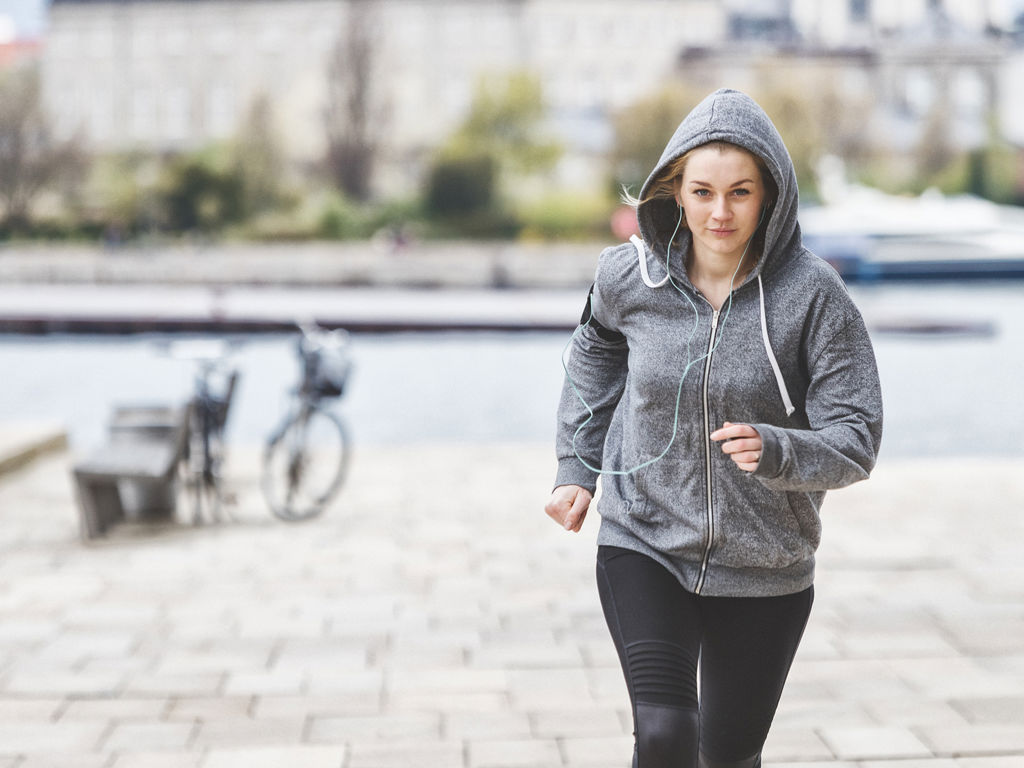 ung kvinde løber en tur