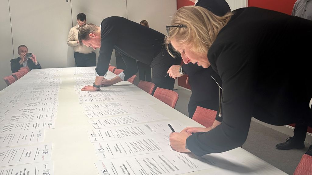 der underskrives dokumenter