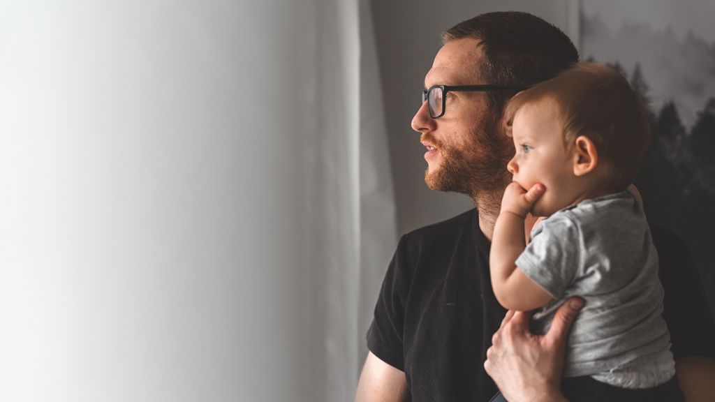 Far med barm på armen