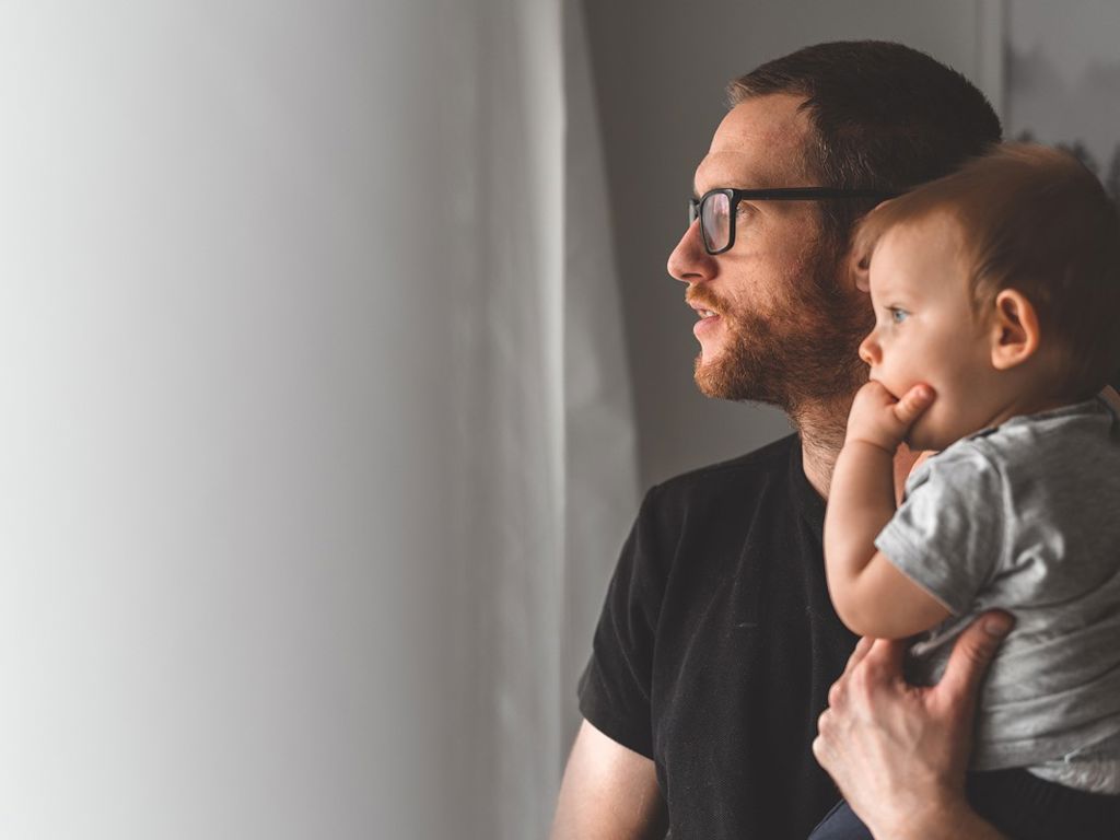 Far med barm på armen