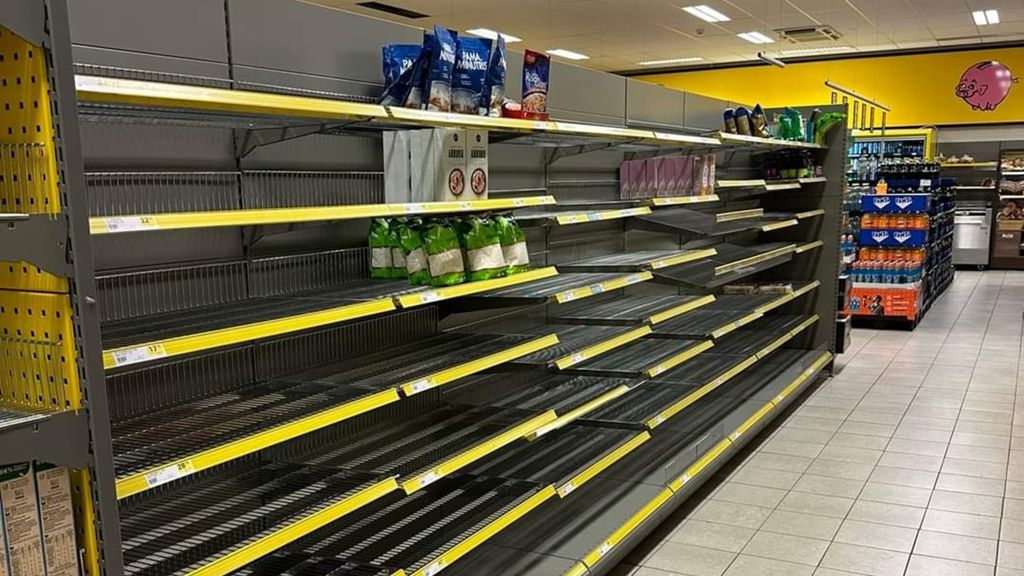 Tomme hylder i supermarked på Færøerne