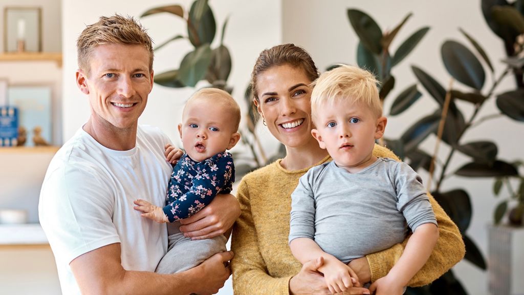 Familie med mor og far og 2 børn på armen