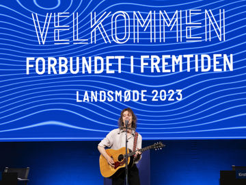 Musik fra landsmøder 2023 - mand med guitar¨