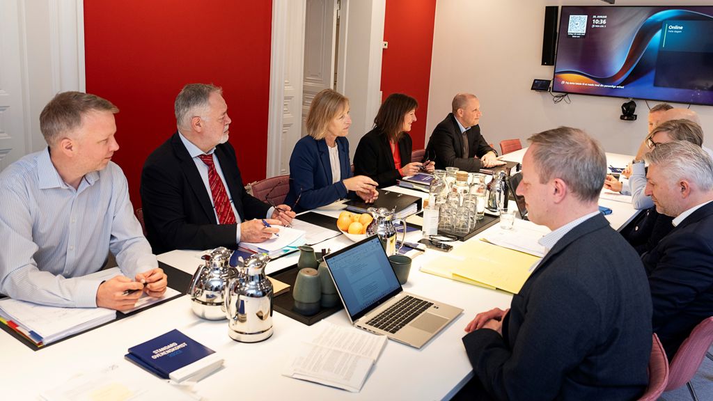 9 mennesker sidder og forhandler om den nye overenskomst