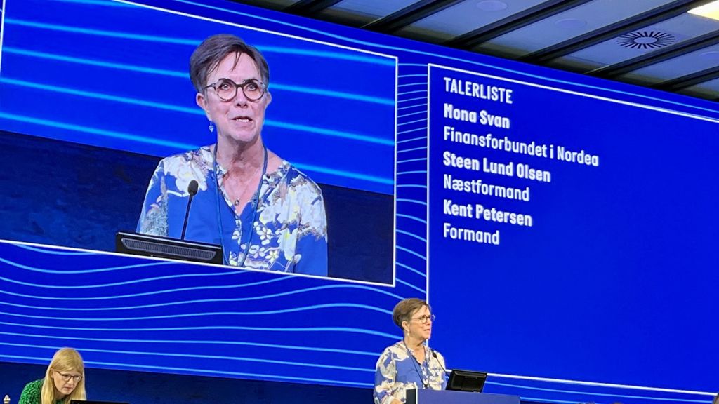 Mona Svan på talerstol