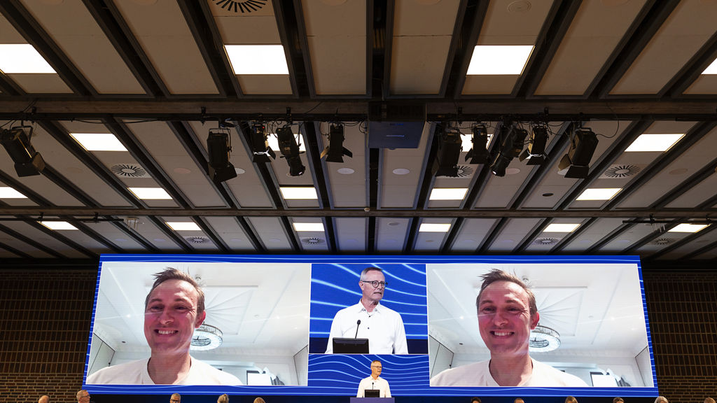 Talerstolen med storskærm bag ved