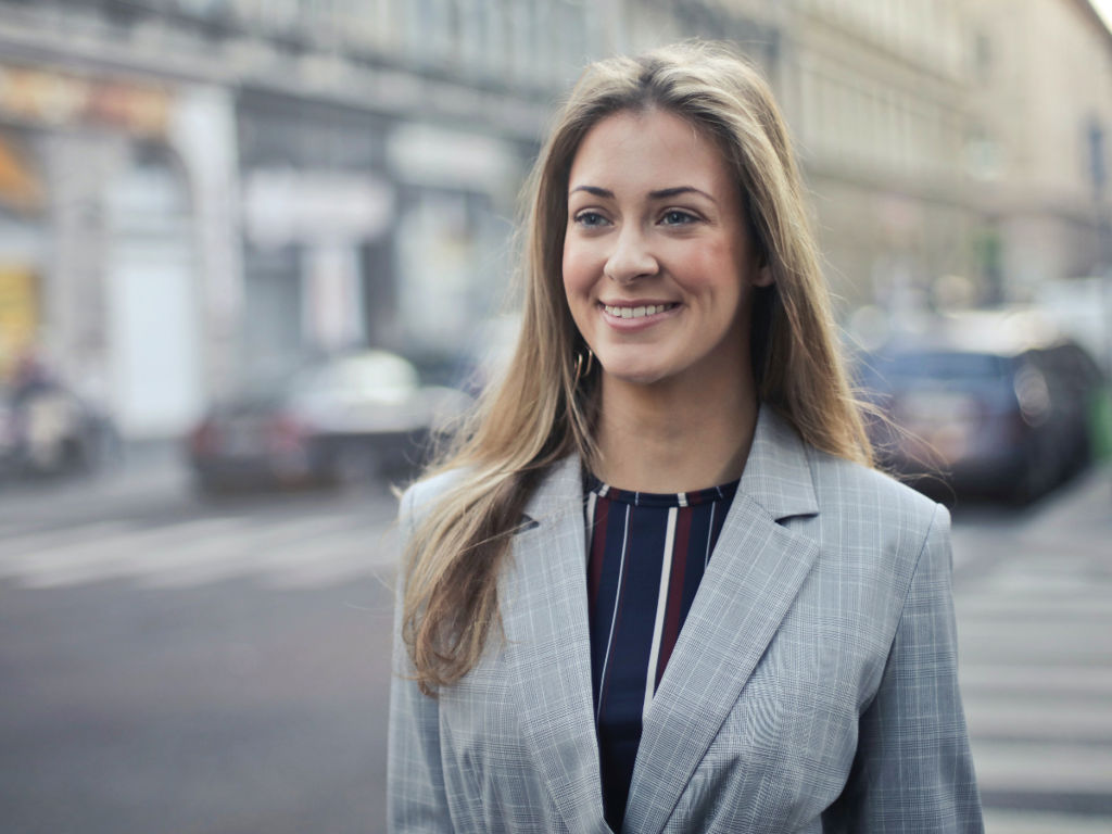 Faere smiler omkring et fortov