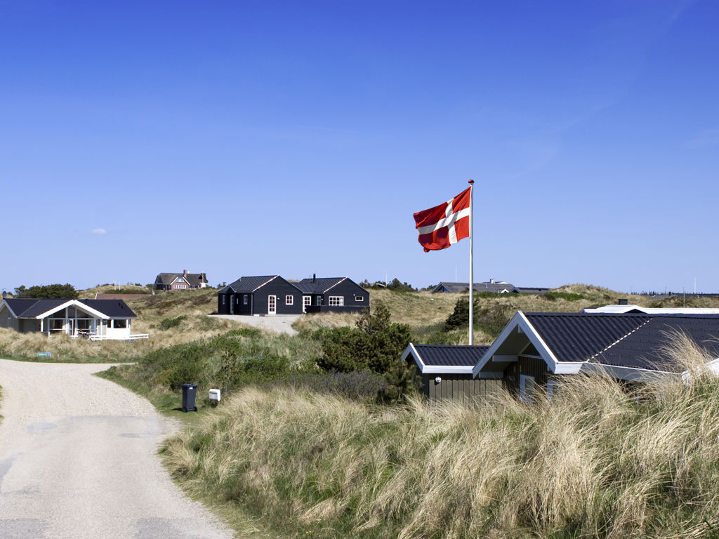 Sommerhus på Vestkysten med flagstang i baggrunden