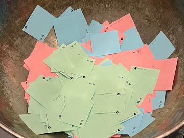 Bowle med Amerikansk Lotteri sedler