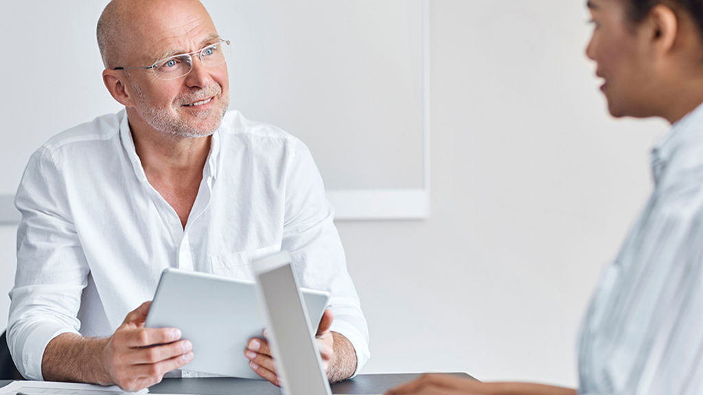 to mennesker afholder møde