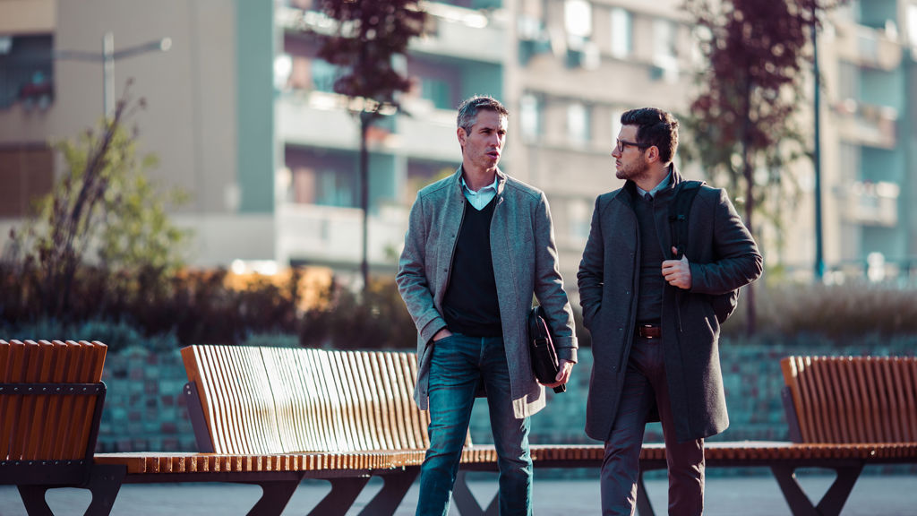 to mænd snakker udenfor