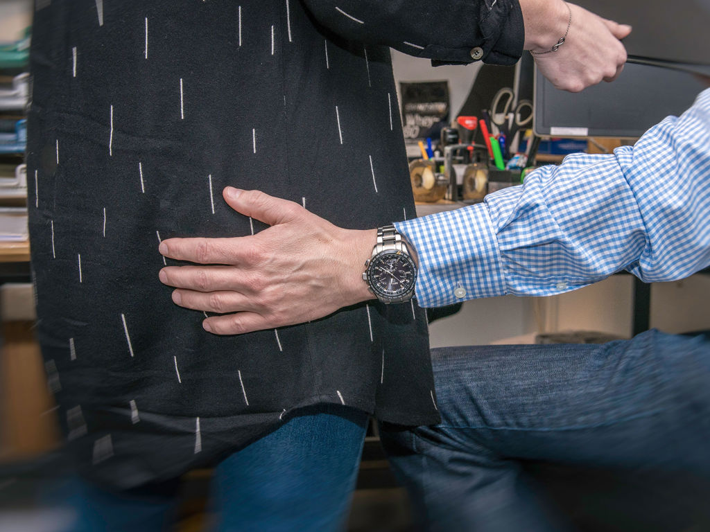 mand rører ved kvindes baglår