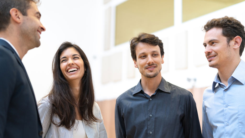 fire kollegaer står og snakker