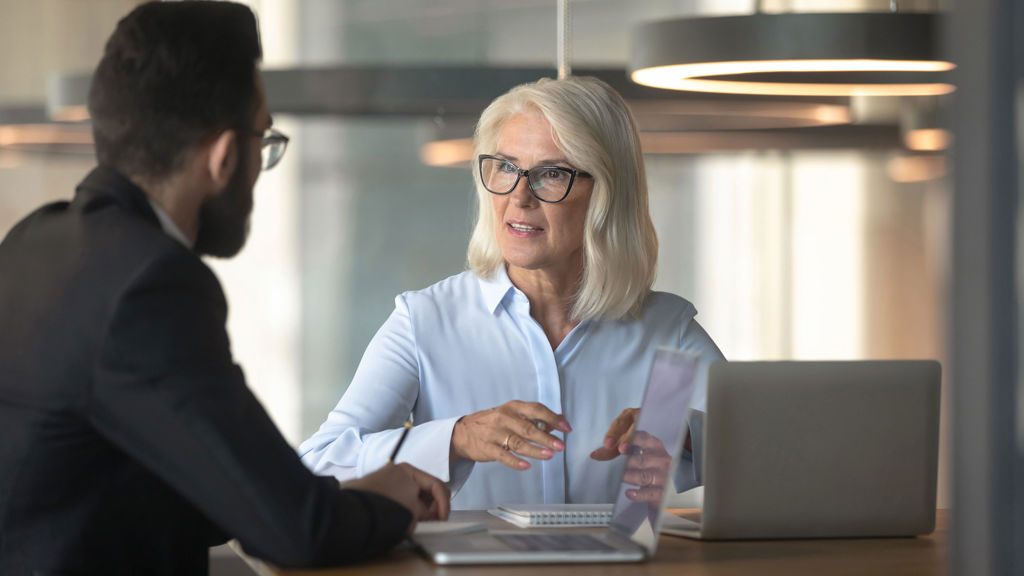 to kollegaer snakker med hinanden