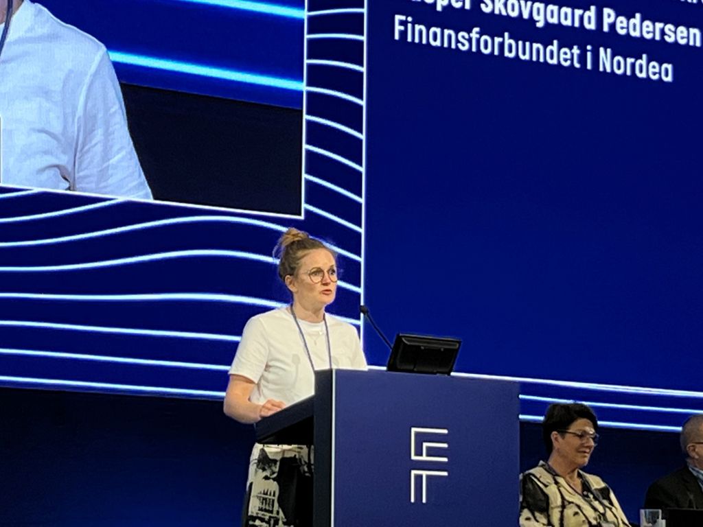 Emmeline på talerstol