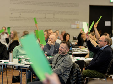 Deltagerne på kredsens generalforsamling stemmer om den mundtlige beretning 