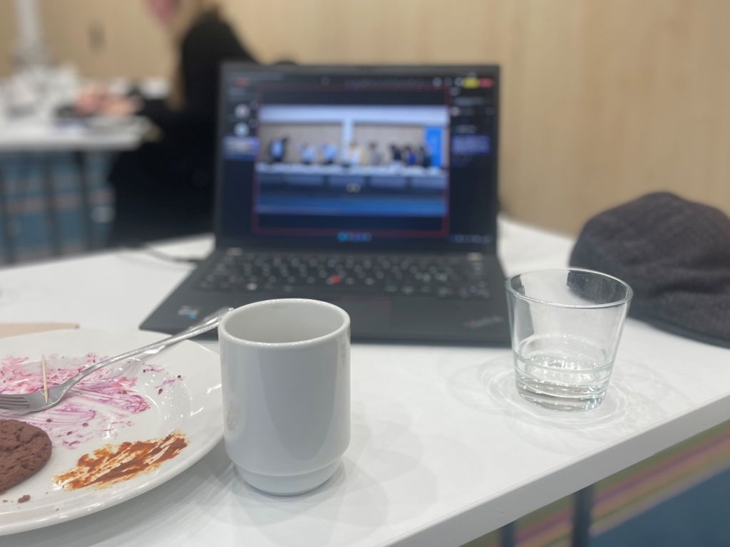 Deltagere på kredsens virtuelle generalforsamling 2025 er samlet i Underground i Silkeborg