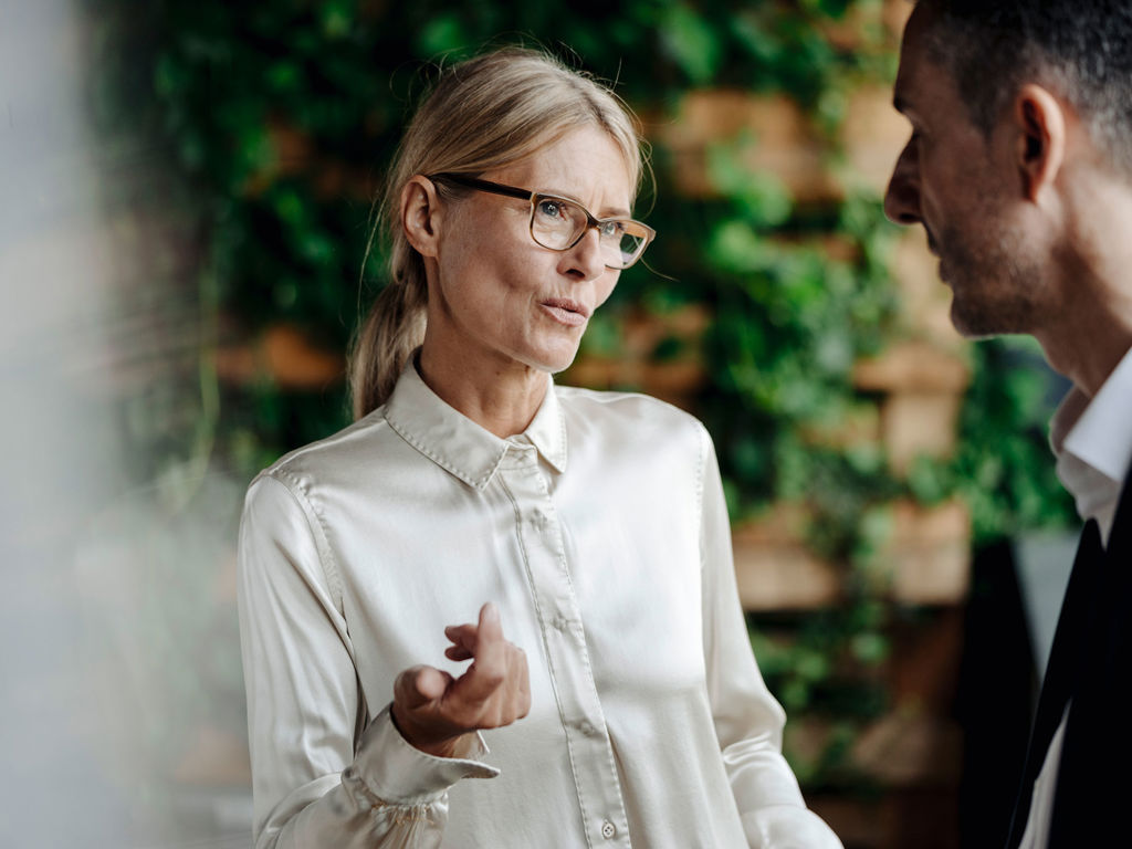 en mand og en kvinde taler sammen