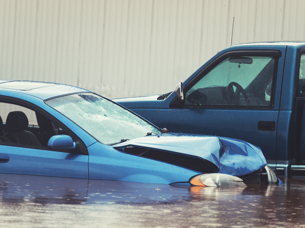 to biler fanget i stormflod