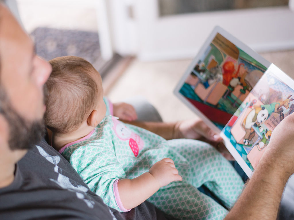 far læser børnebog højt for sit barn