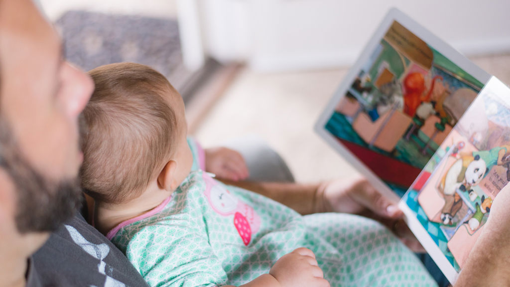 far læser børnebog højt for sit barn