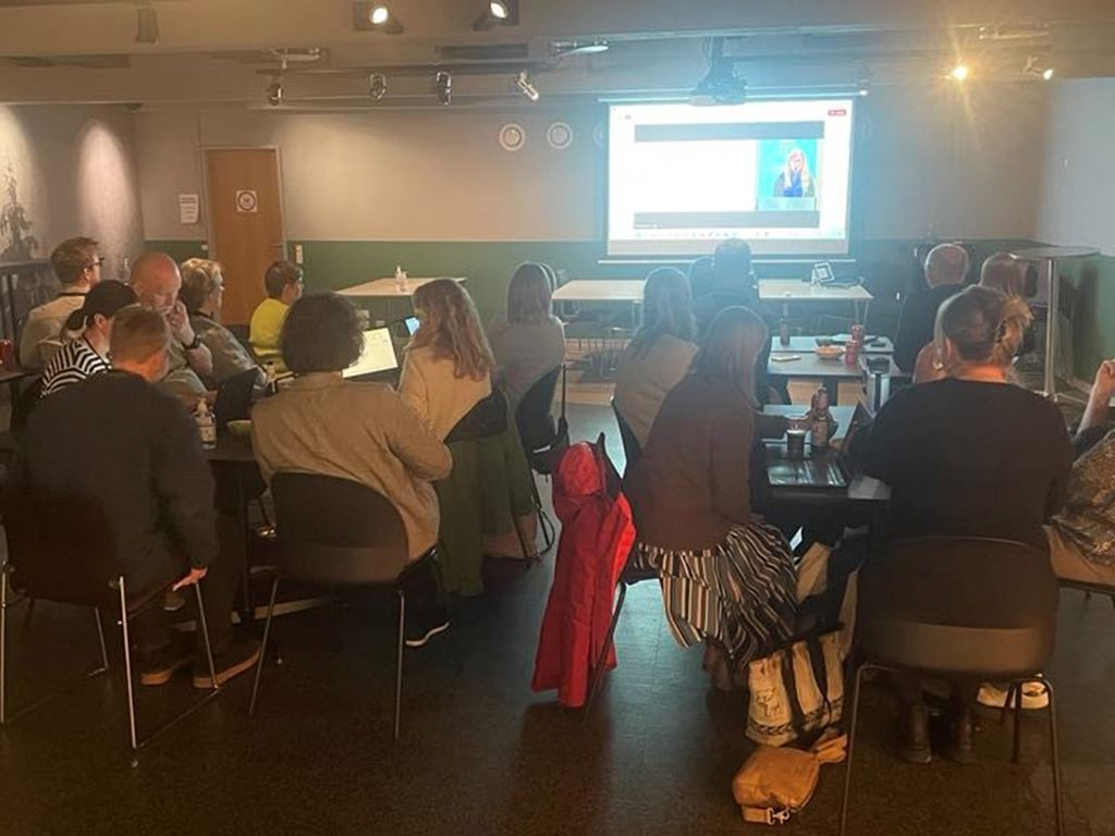 Deltagere på kredsens virtuelle generalforsamling 2025 er samlet i Underground i Silkeborg